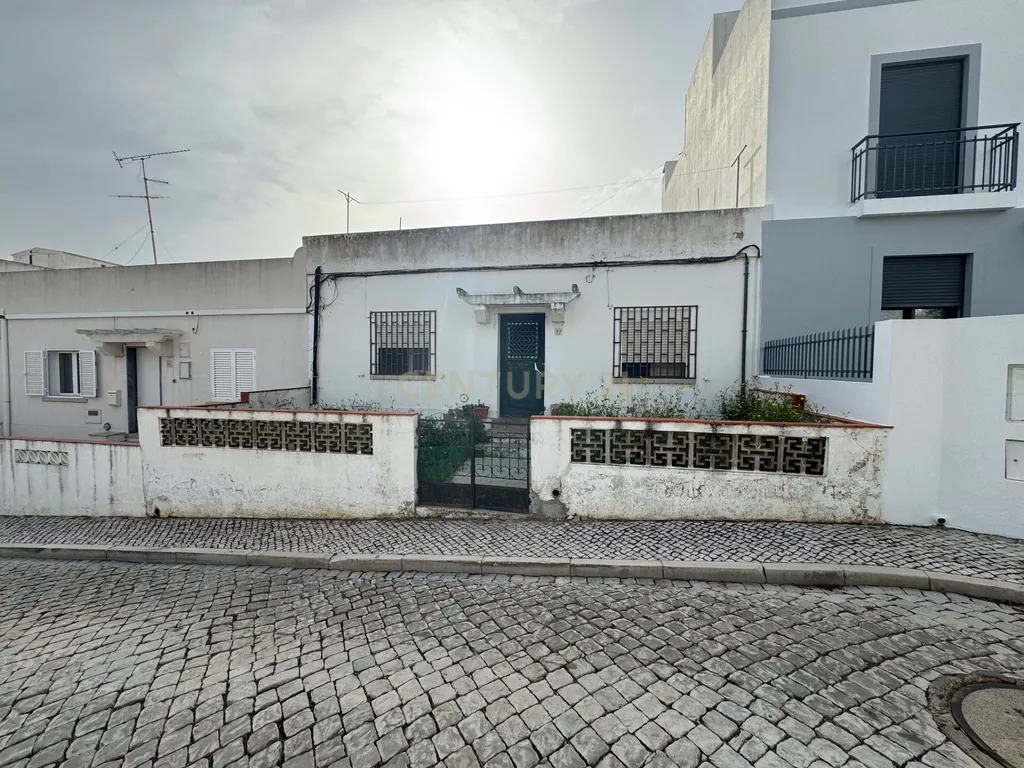 Moradia para Remodelar com imenso Potencial no coração de Faro - Image 1