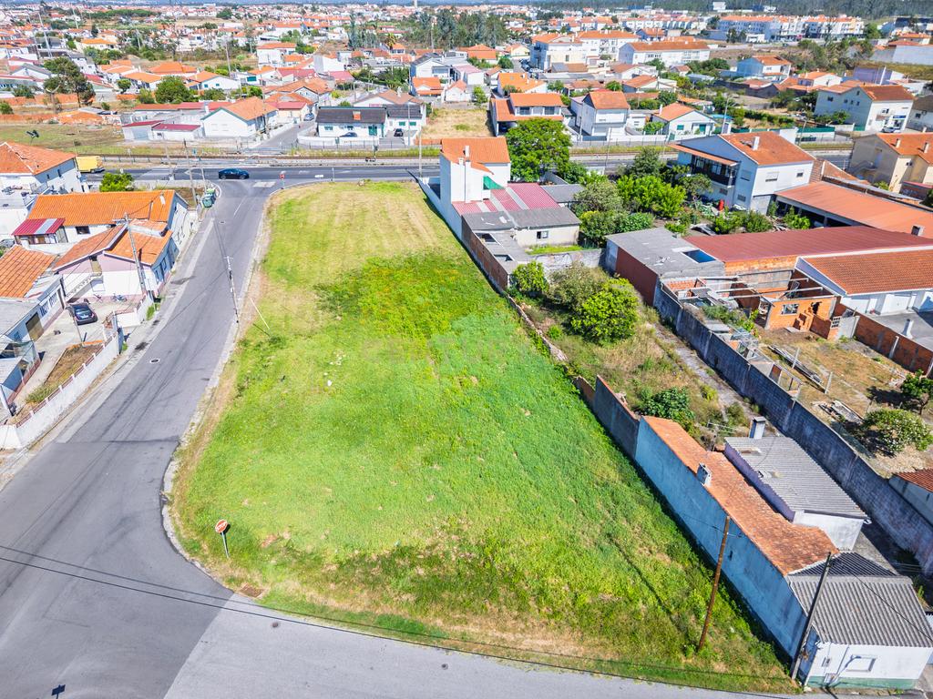 Terreno com 2.117 m² e elevado potencial construtivo. Antigo projeto aprovado para prédio de apartamentos e índice de construção 1. Uma excelente oportunidade para promotores imobiliários. - Image 2