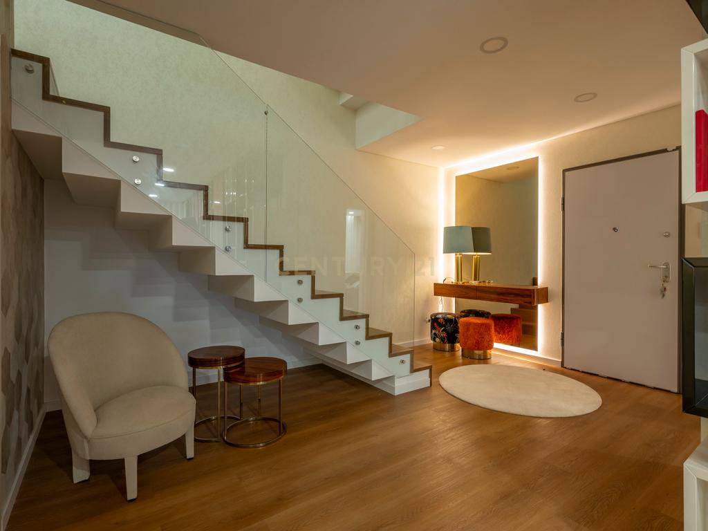 Luxuosa Moradia T5 com Vista Panorâmica em Odivelas - Image 1