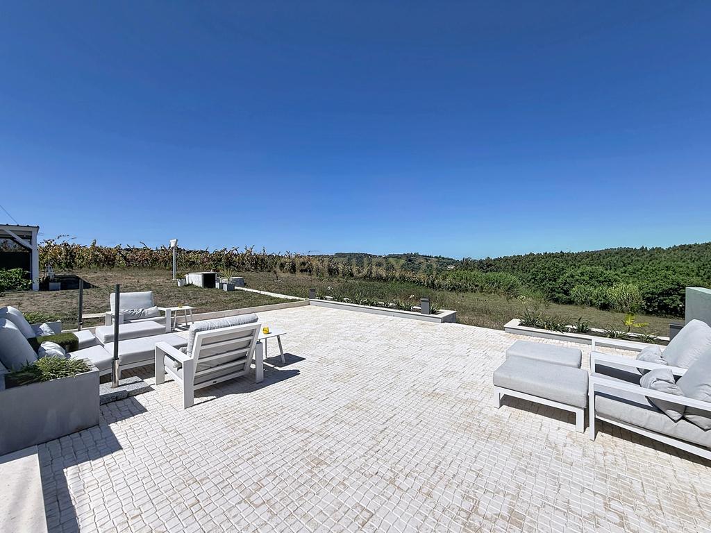 Moradia isolada com amplo terreno de 1.350 m², junto a Alcobaça - Image 6