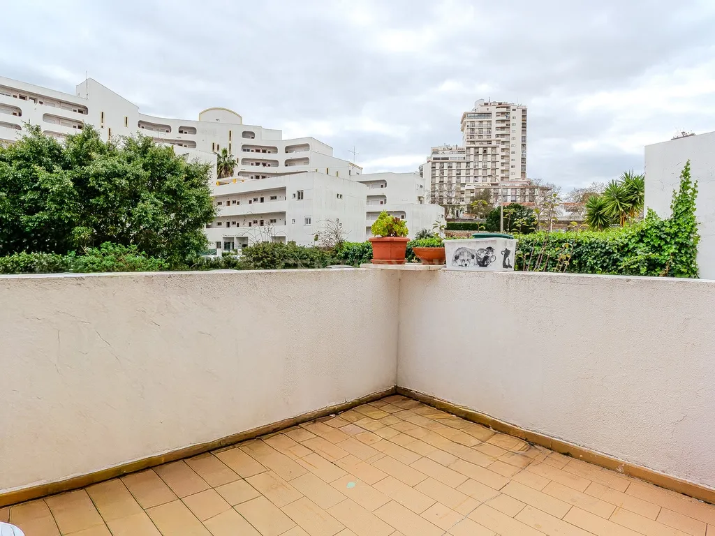 Apartamento T1+2 com Terraço Amplo em Albufeira - Image 19