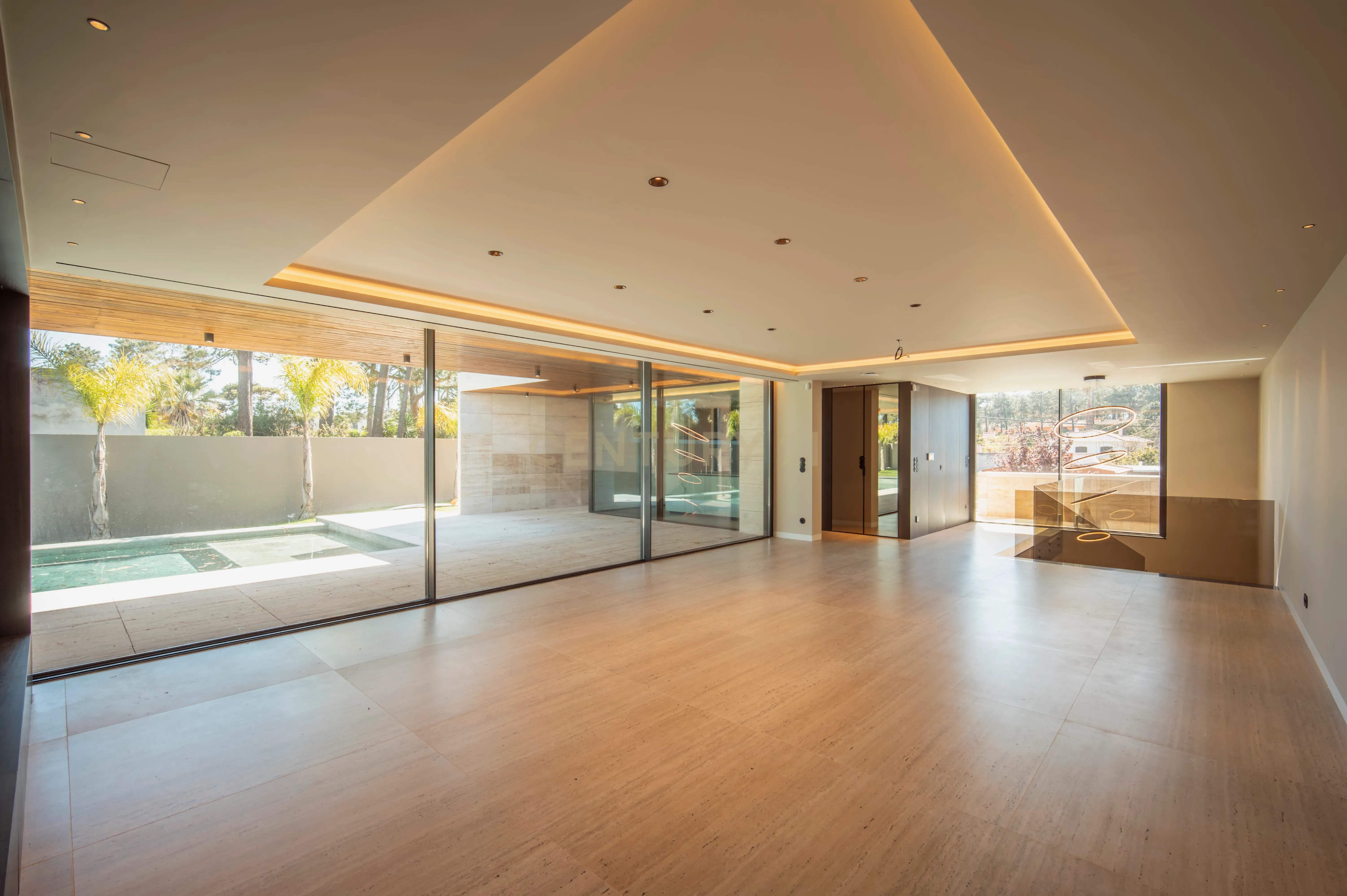 Fotografia 11 de Moradia T4 na Verdizela — Design, Luz e Piscina num Terreno de 1.032 m²