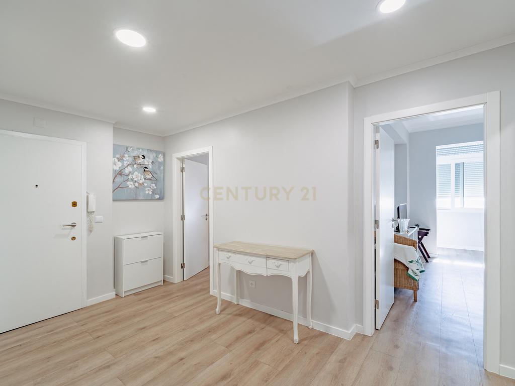 T2 Remodelado e Equipado para Arrendamento – Laranjeiro, Almada - Image 7