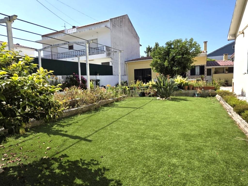 Espetacular Moradia T4 em Fernão Ferro com Jardim e possibilidade de nova construção no lote de 1.041 m2 - Image 5