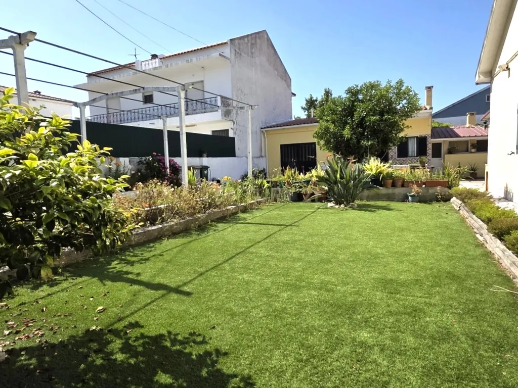 Espetacular Moradia T4 em Fernão Ferro com Jardim e possibilidade de nova construção no lote de 1.041 m2 - Image 5