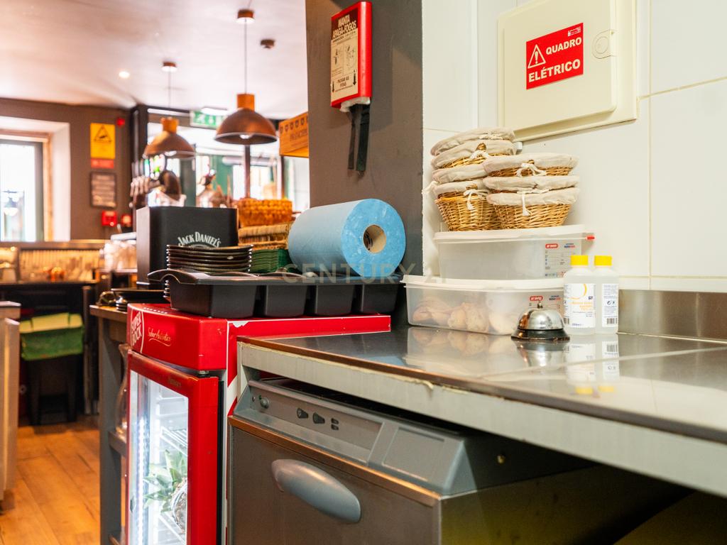 Restaurante Pronto a Funcionar na Emblemática Rua da Bica – Uma Oportunidade Única no Coração de Lisboa - Image 10