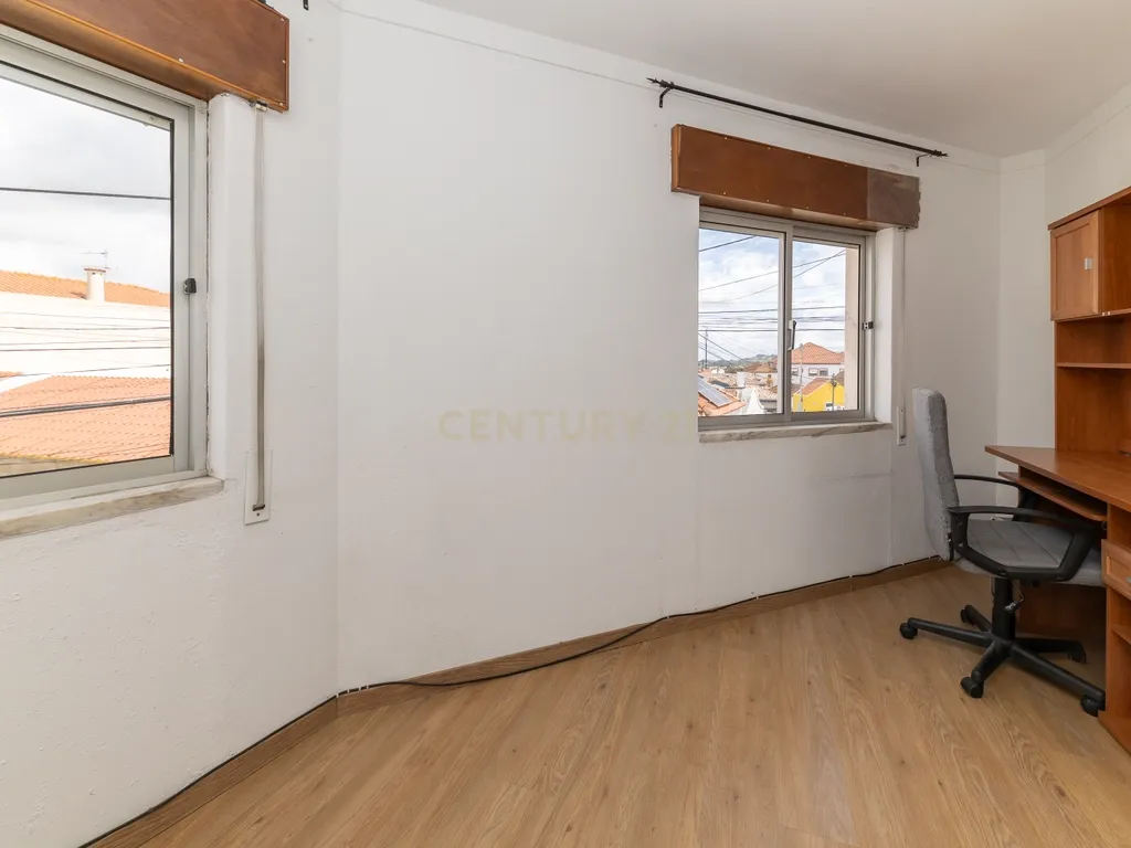 Moradia T3 na Quinta do Anjo com Vista Panorâmica e Garagem - Image 38