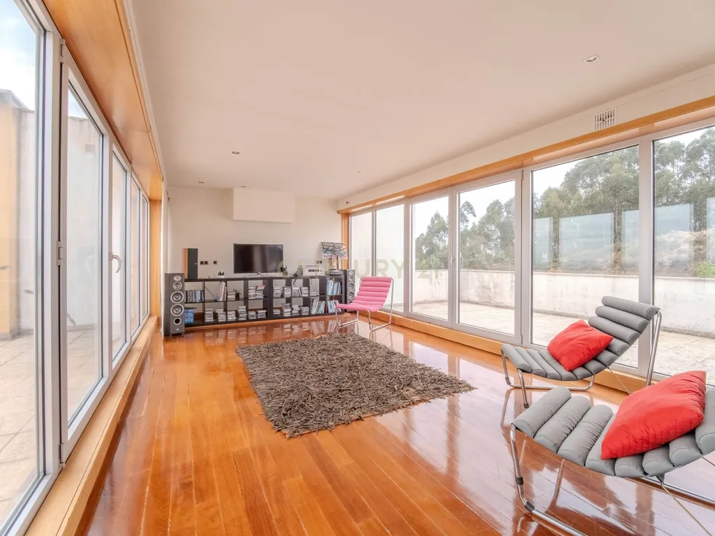 Moradia T3 de 3 frentes com 351 m², jardim e terraços | Baguim do Monte - Image 24