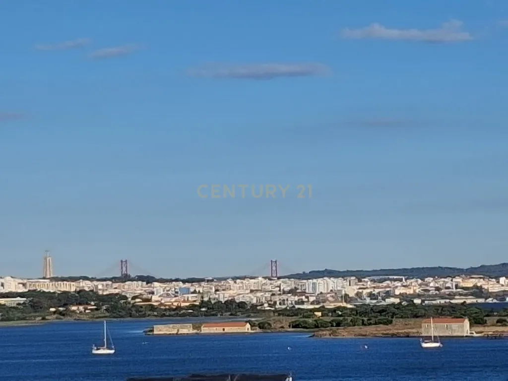 ✨ T3 de Excelência com Vista para a Baía do Seixal, Ponte 25 de Abril e Lisboa - Image 1