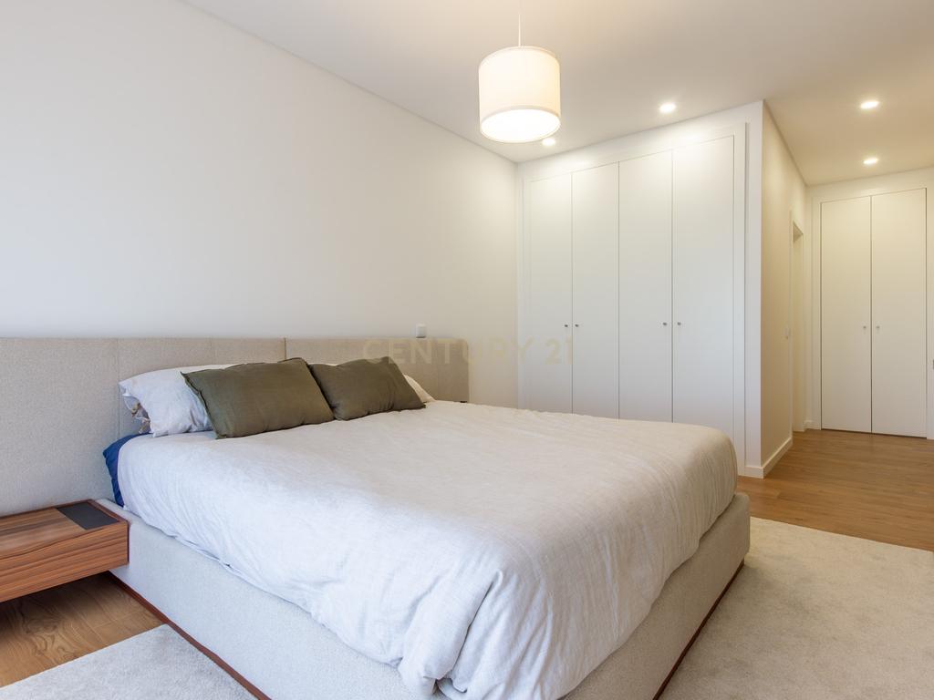 Moderno apartamento T3, com parqueamento e varandas em Santo António da Charneca, Barreiro - Image 13