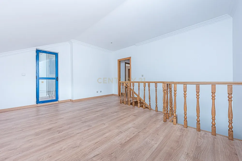 Duplex T4 em Quinta do Anjo, Palmela - 170m² com Varanda, Terraço e Garagem - Image 19