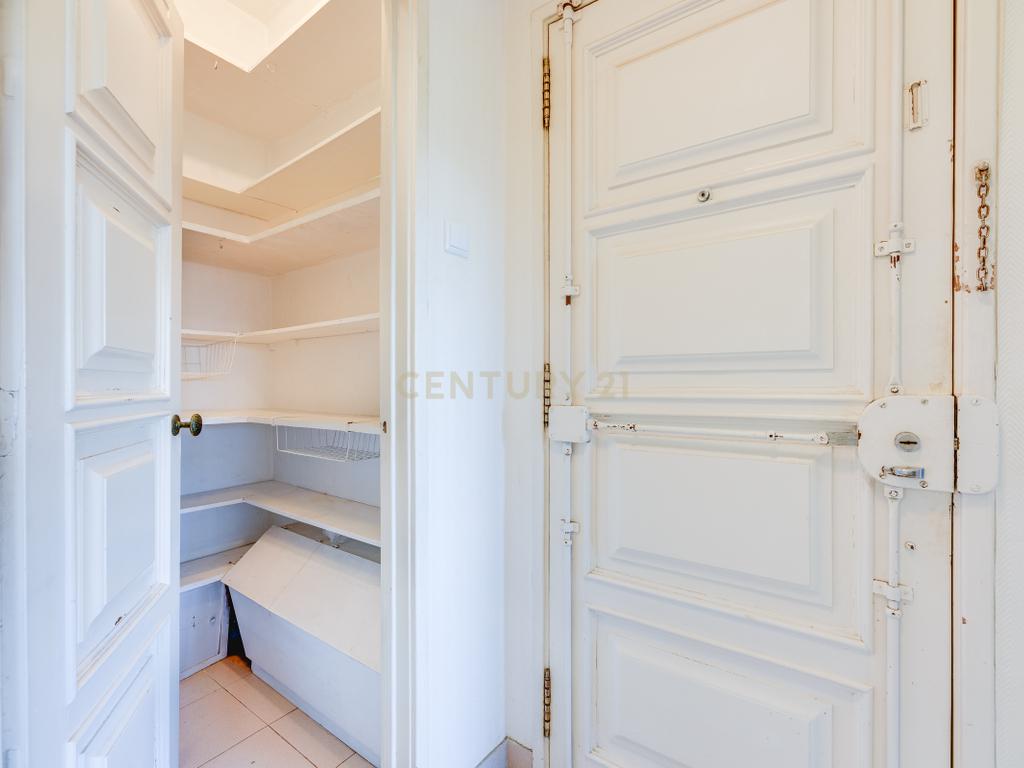  Apartamento T4 para Remodelação no Coração dos Olivais, com Vista Fantástica - Image 7