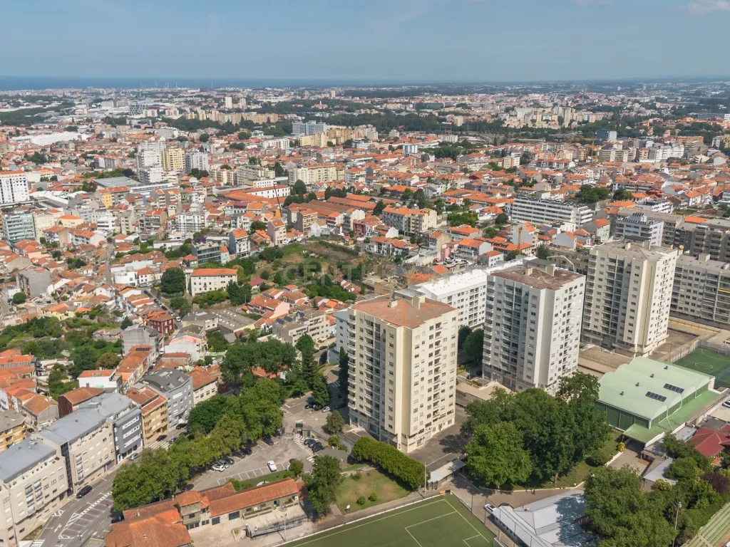 Apartamento T4 transformado em T3, com Arrecadação e Garagem – Rua Alves Redol, Porto - Image 4