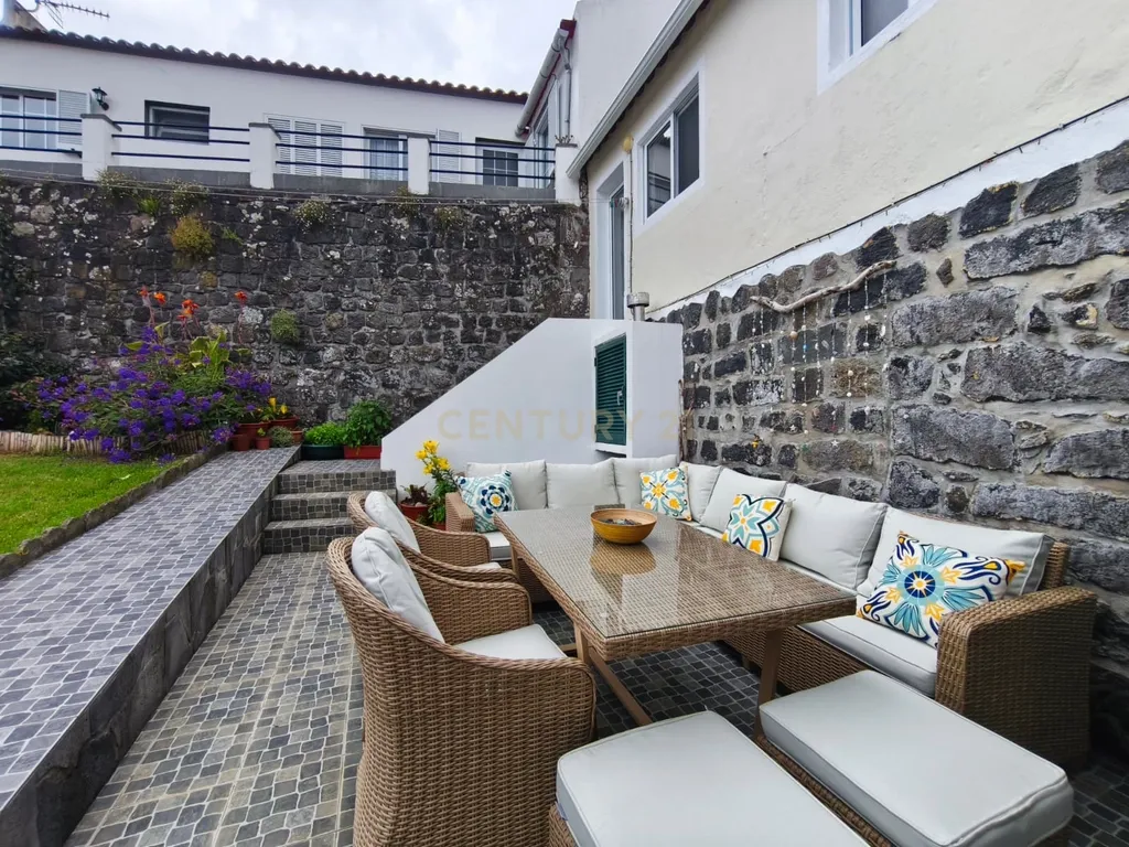Moradia T2 no Centro da Vila do Nordeste | Jardim e Excelente Potencial de Investimento - Image 6
