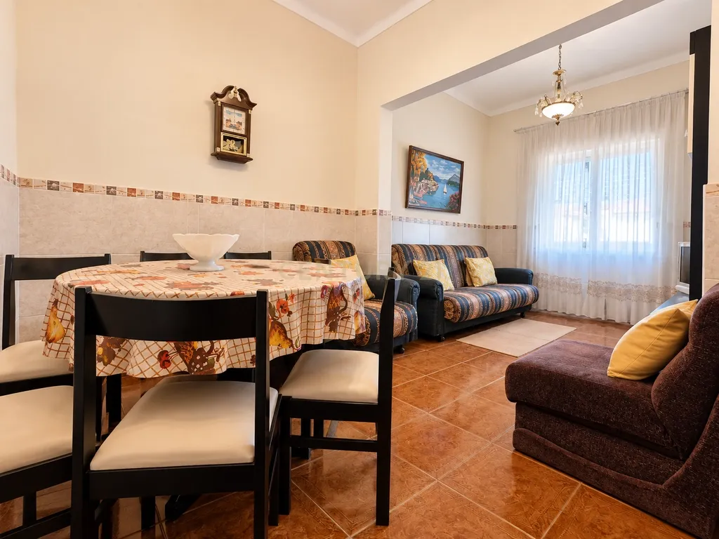 Prédio de 2 andares com quintal e anexos em Santo André, Barreiro - Image 10