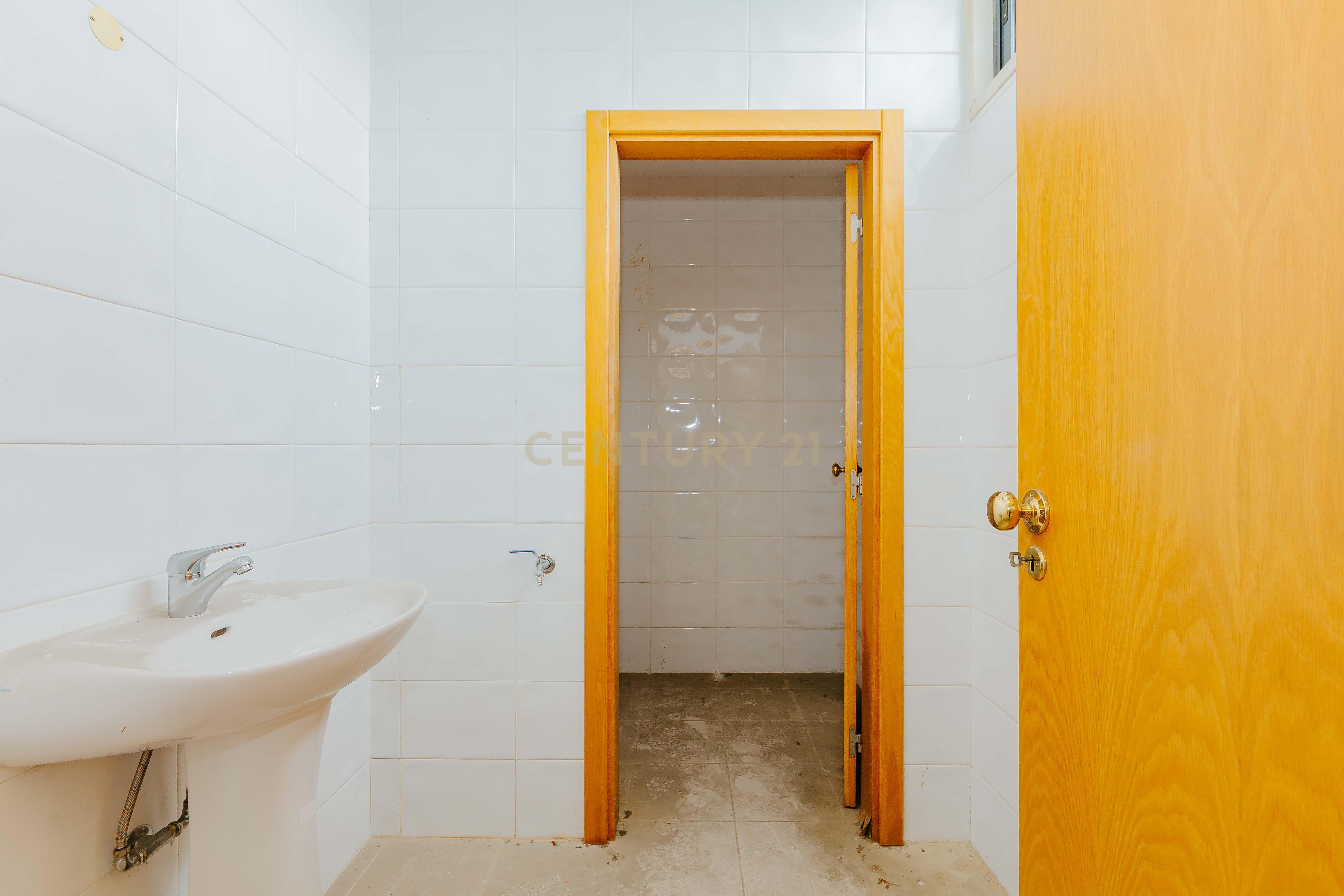 Espaço comercial na prestigiada urbanização do Alto Dos Moinhos - Image 8