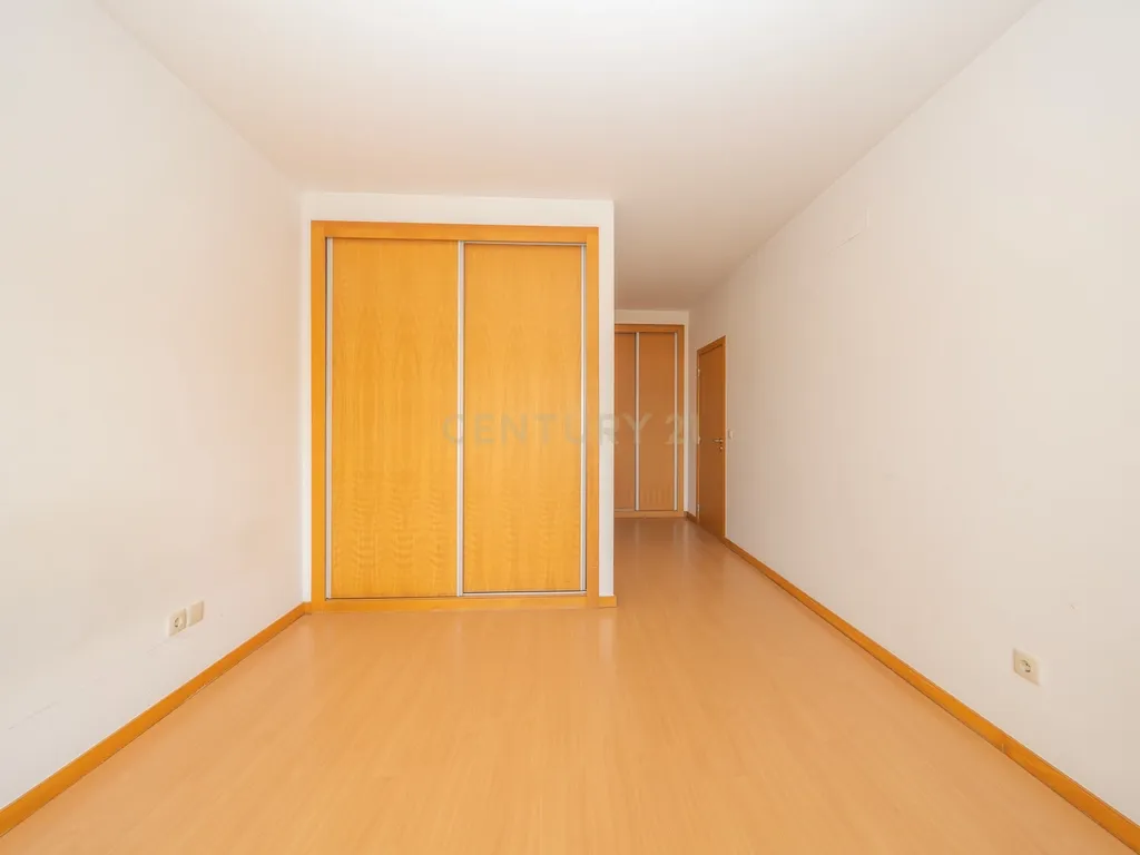 Apartamento T3 com Duas Varandas e Dois Lugares de Estacionamento, na Vila Serena, Pinhal Novo - Image 28