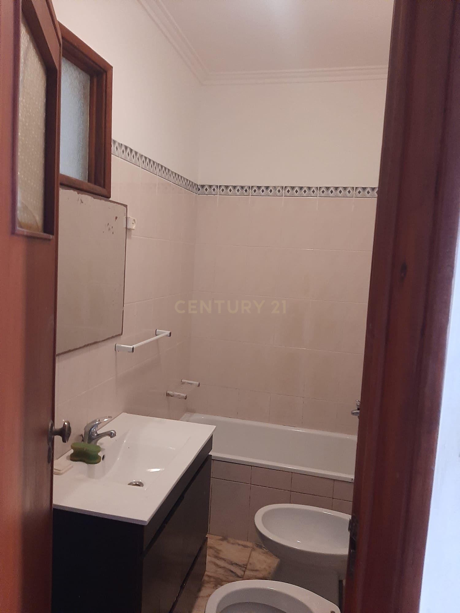 Oportunidade Única em Carnaxide - T3 - Imóvel para remodelar com Excelente Localização - Image 10