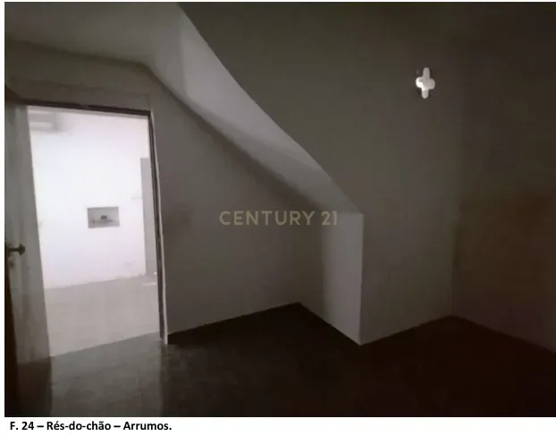 Fotografia 12 de Moradia T3 de Rês-Chão e 1º Andar para remodelação, Mourão.