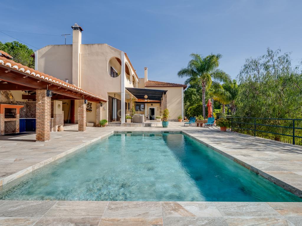 ESPETACULAR MORADIA COM PISCINA, GARAGEM, JARDIM E TERRENO - Image 4