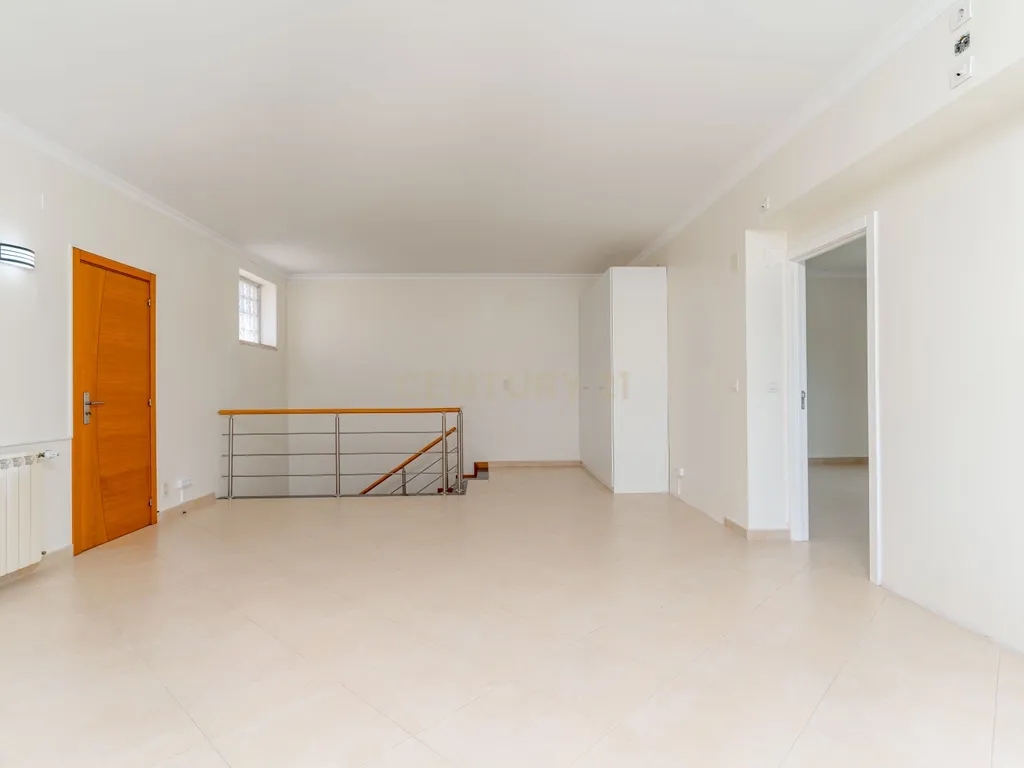 Moradia T4 com Piscina | 426 m² de Construção e Lote de 1.000 m² | Arruda dos Vinhos - Image 26
