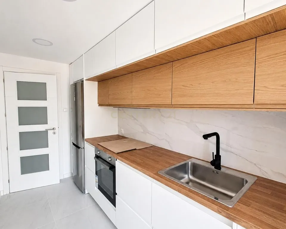 T2 Totalmente Remodelado em Almada | Luminosidade, Conforto e Localização Privilegiada - Image 6