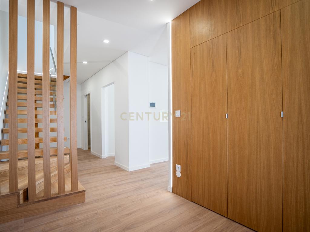 Moradia Térrea com piscina e quatro suites - Image 17