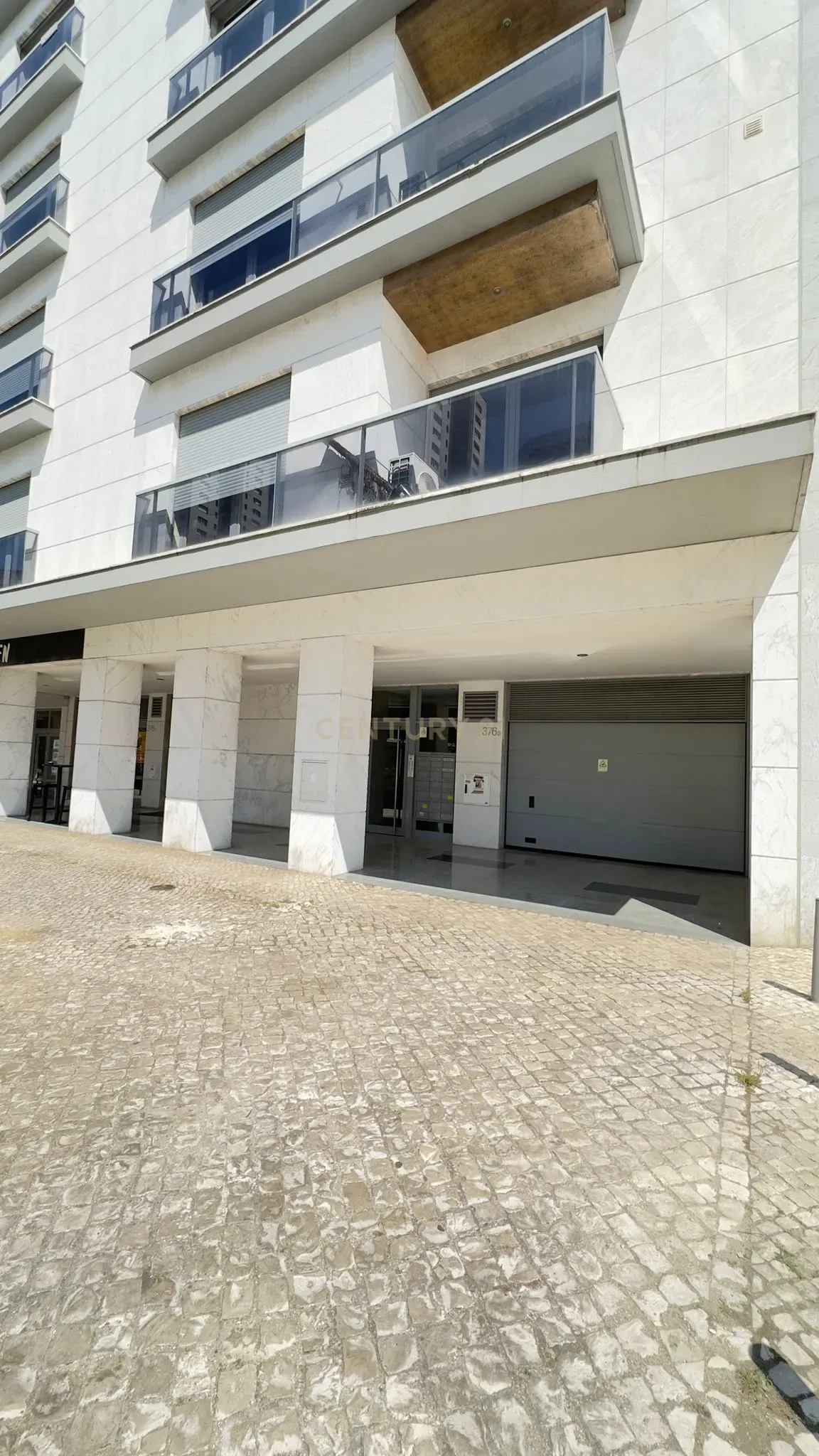 T2 com Terraço e Vista na Lisboa Central - Image 28