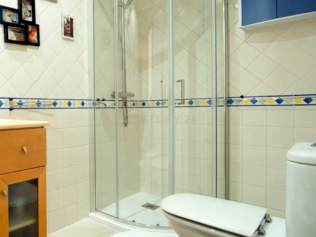 T3 espaçoso e luminoso no coração de Prior Velho - Image 16