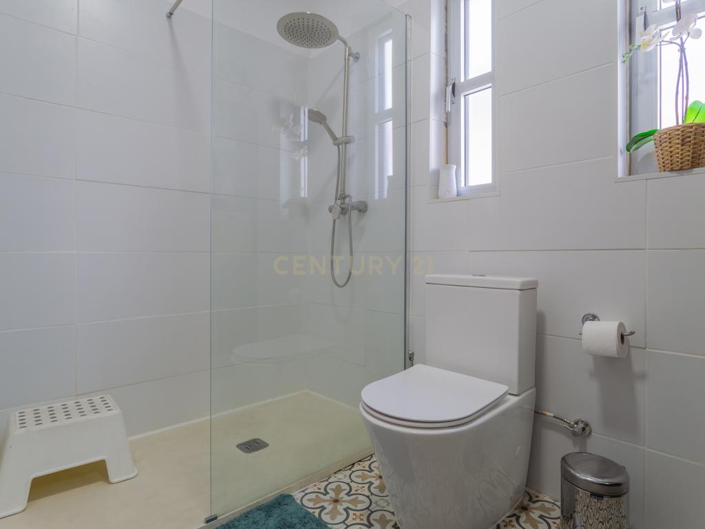 Apartamento Remodelado em Corroios, Seixal T3 + 3, garagem e Terraço - Image 18