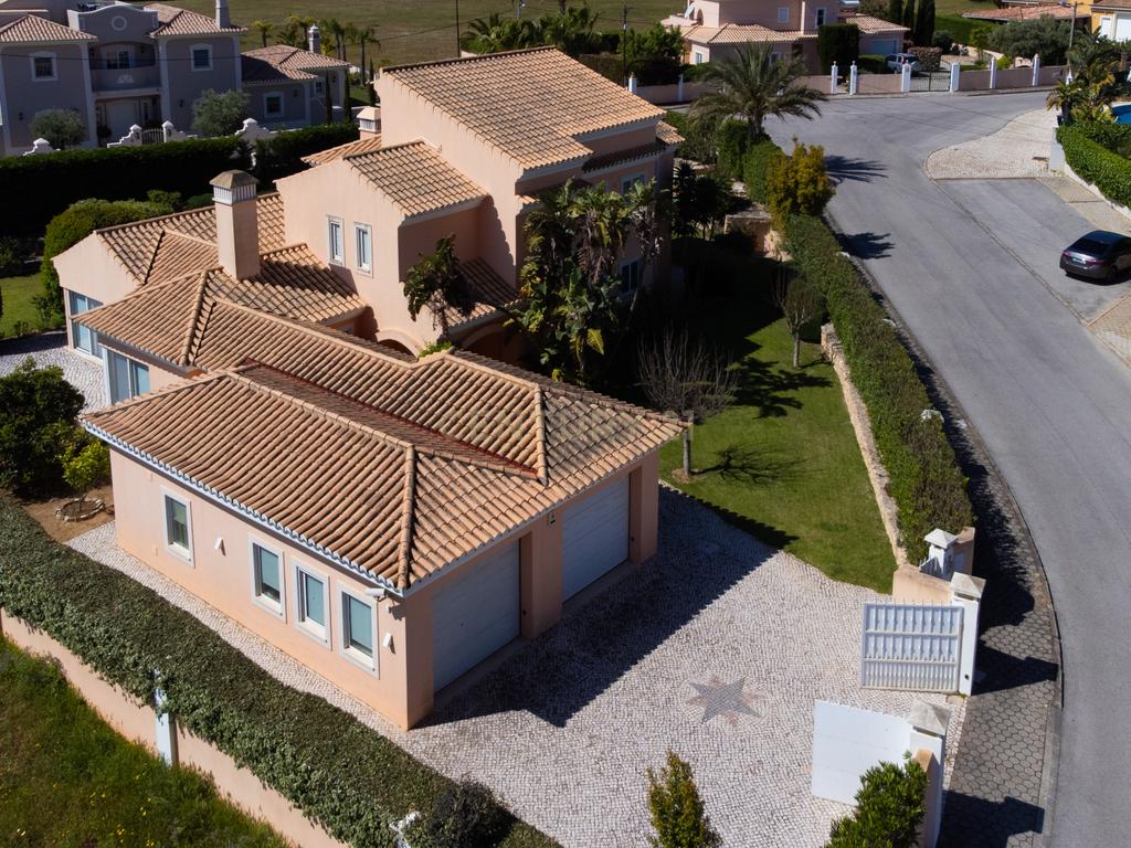 Moradia T5 com Piscina e Jardim em Lagoa, Faro - Image 4
