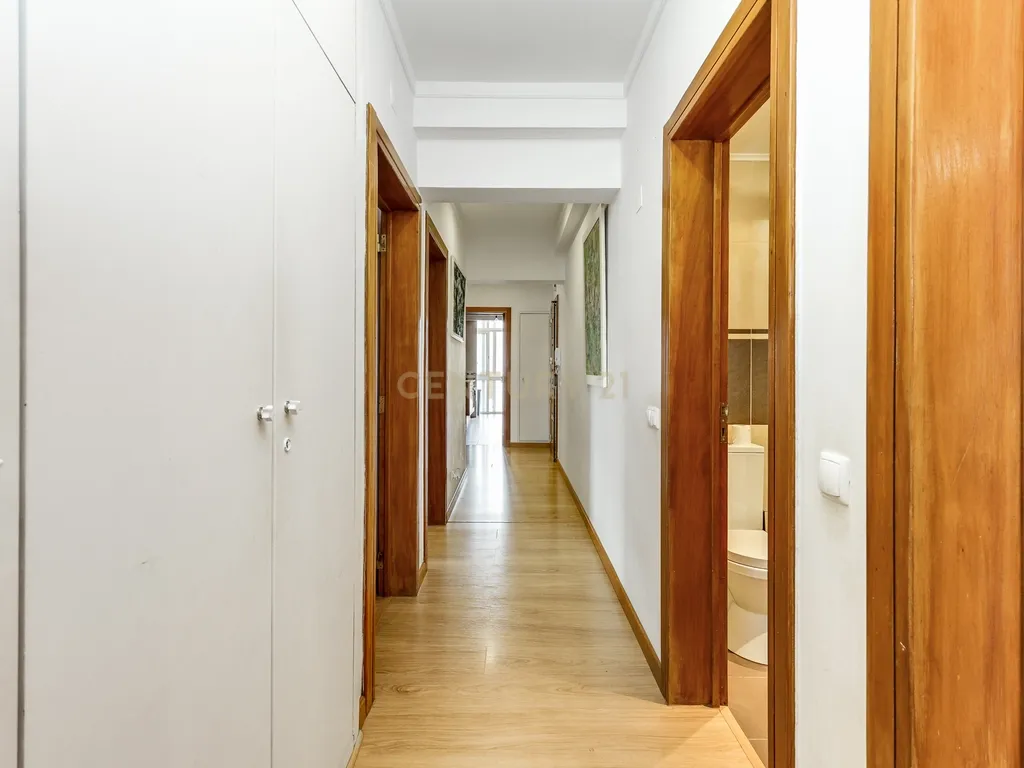 Apartamento T3 com lugar de garagem e arrecadação, situado em Benfica. - Image 17
