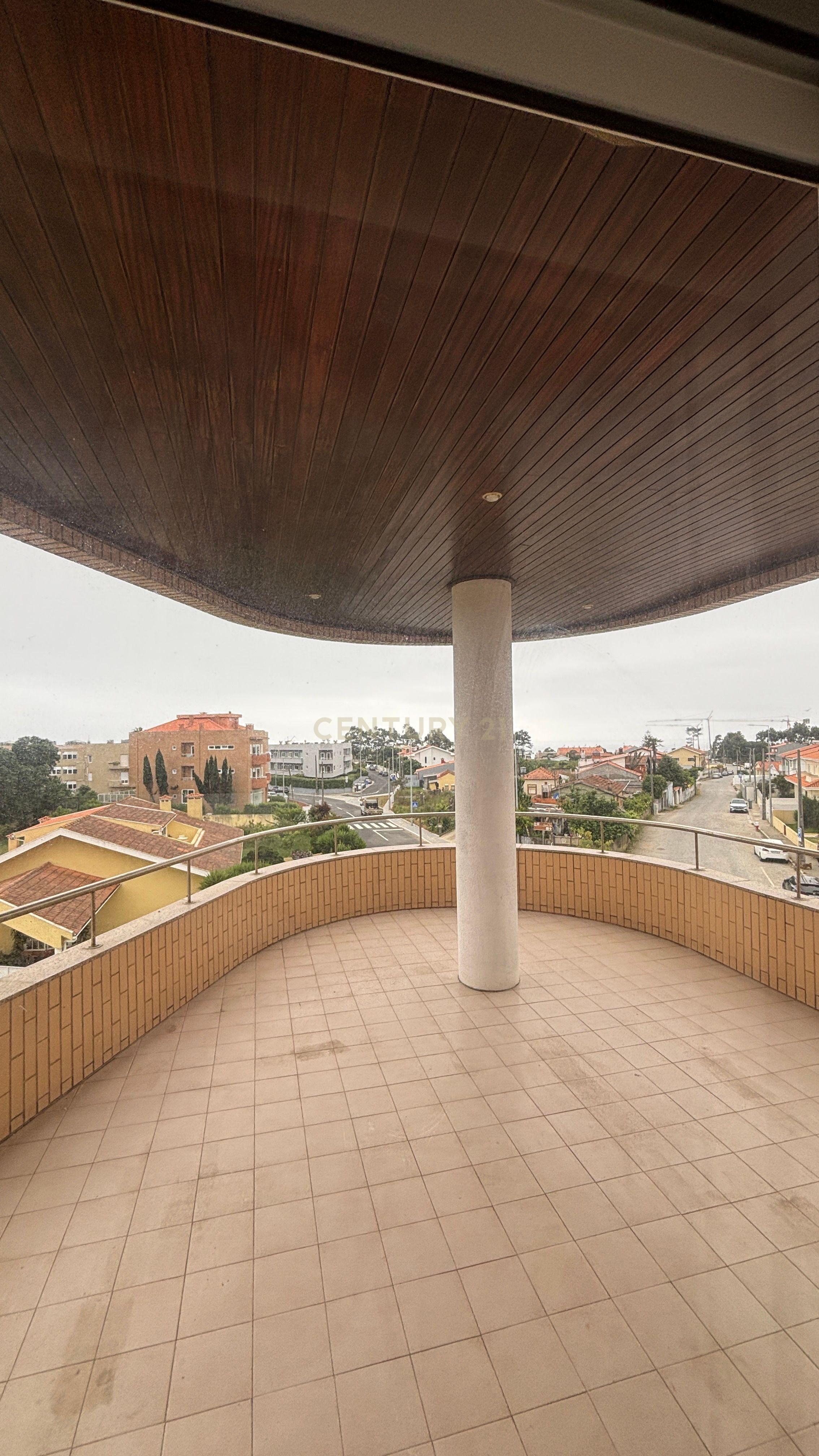 Apartamento T3 no Último Piso com Terraço e Garagem – A Apenas 750 Metros da Praia