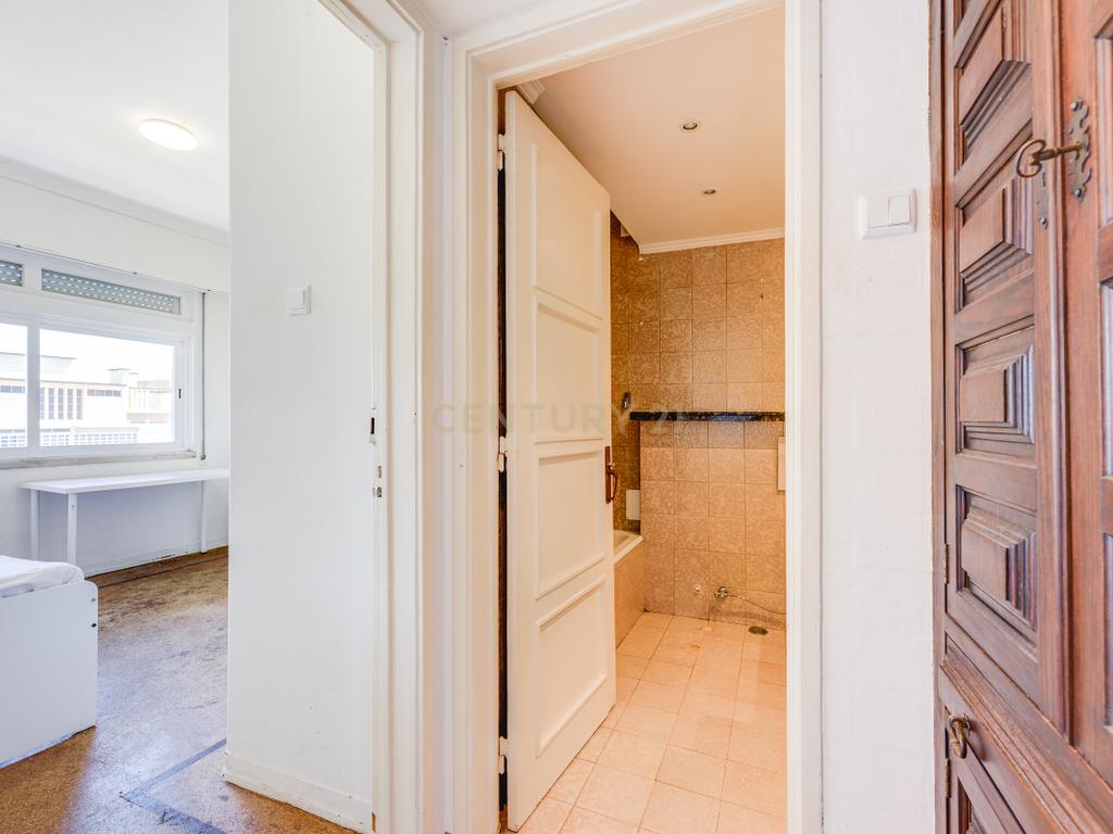  Apartamento T4 para Remodelação no Coração dos Olivais, com Vista Fantástica - Image 23