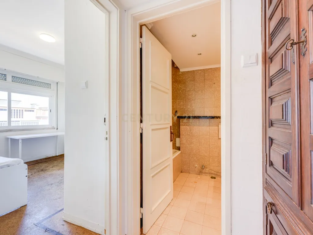Apartamento T4 para Remodelação no Coração dos Olivais, com Vista Fantástica - Image 23