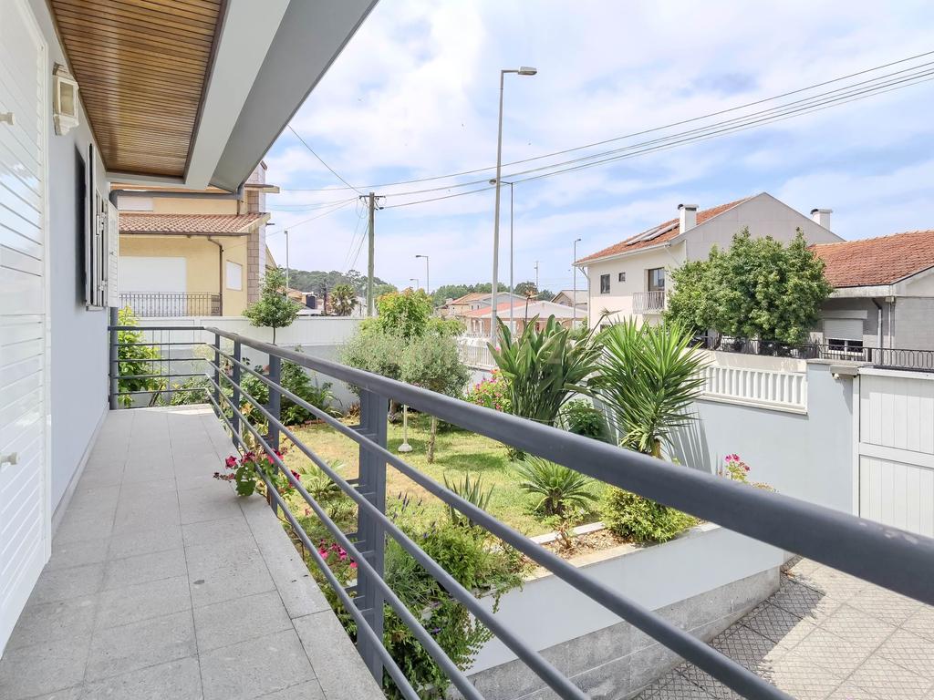 Moradia T4 de 4 Frentes com Jardim, Cozinha Regional e Garagem – Custoias, Matosinhos - Image 1