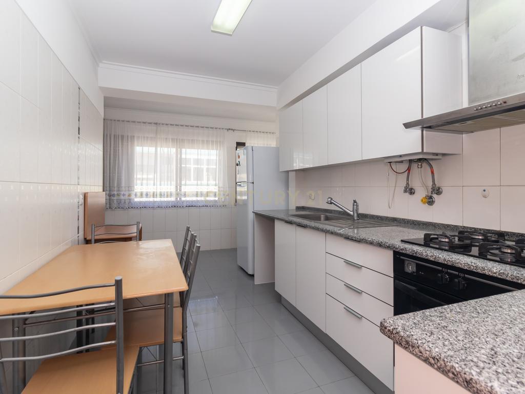 Apartamento T2 de 98m2 com Excelentes Áreas e 2 WC no Centro da Costa da Caparica - Image 2