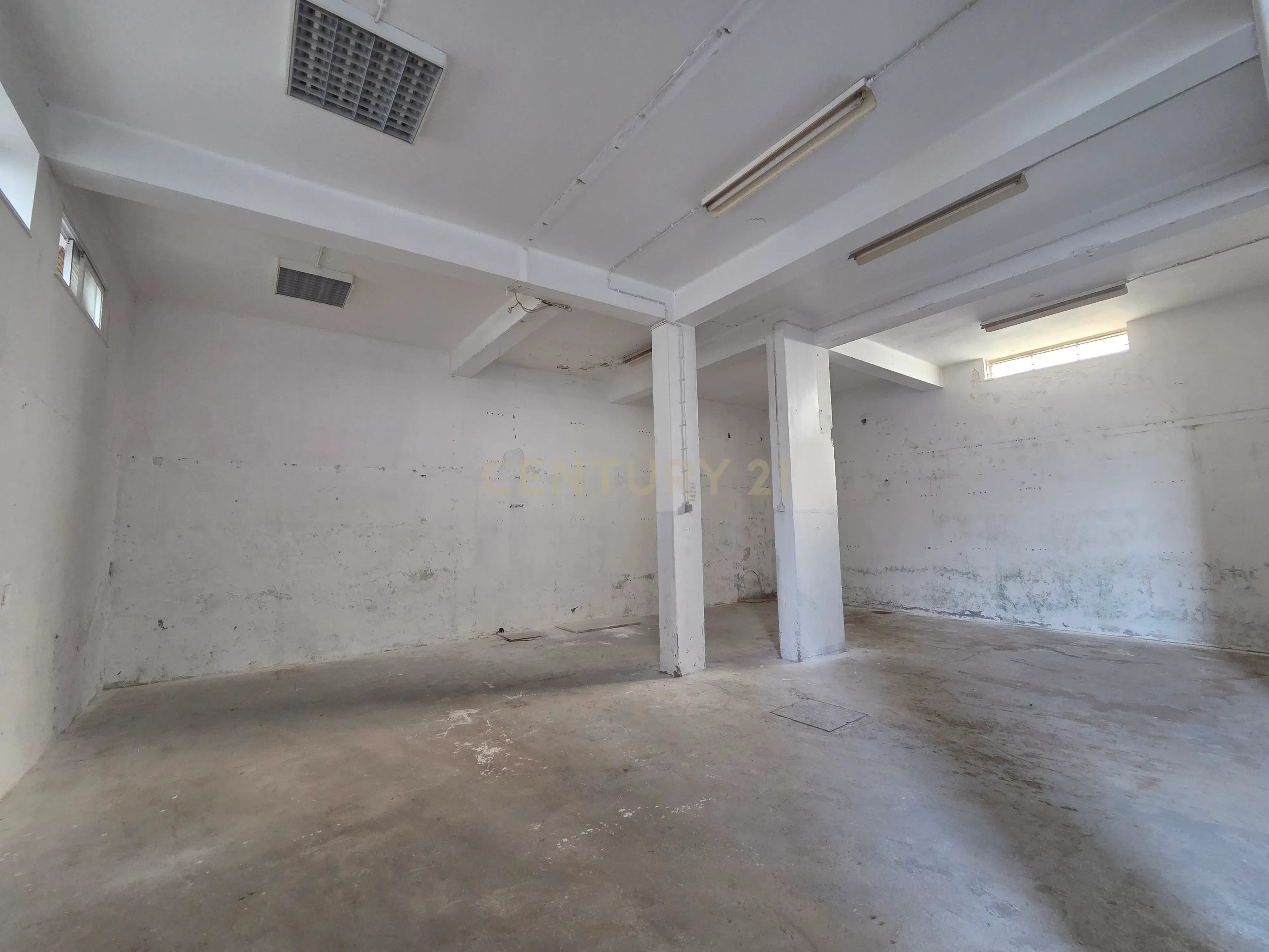 Fotografia 11 de Armazém com 160 m² para investimento em Linda-a-Velha
