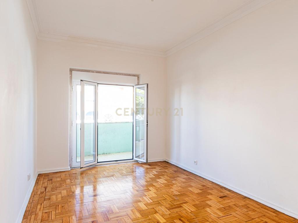Apartamento T2 remodelado com Jardim Privativo Arrendamento - Laranjeiras -Feijó - Image 11