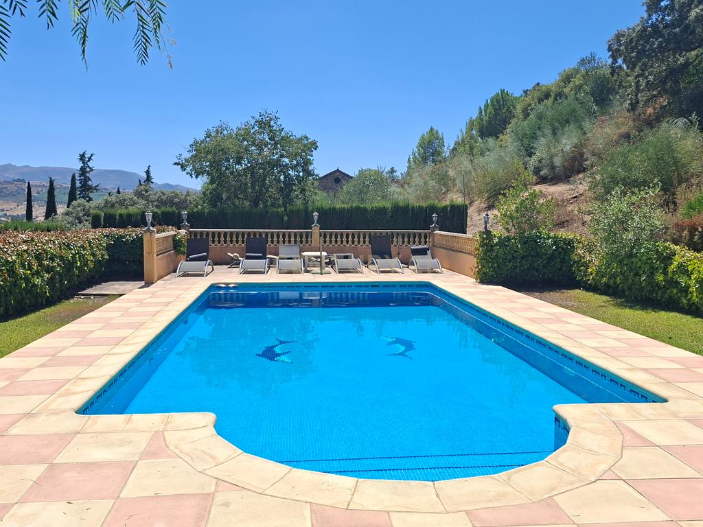Uma propriedade rural rodeada pela natureza com uma casa de dois andares, piscina privada vedada e terraço para banhos de sol, licença turística, um olival produtivo, instalações para animais adaptáveis ​​e acesso pavimentado a apenas 10 minutos de Ronda. - Image 3