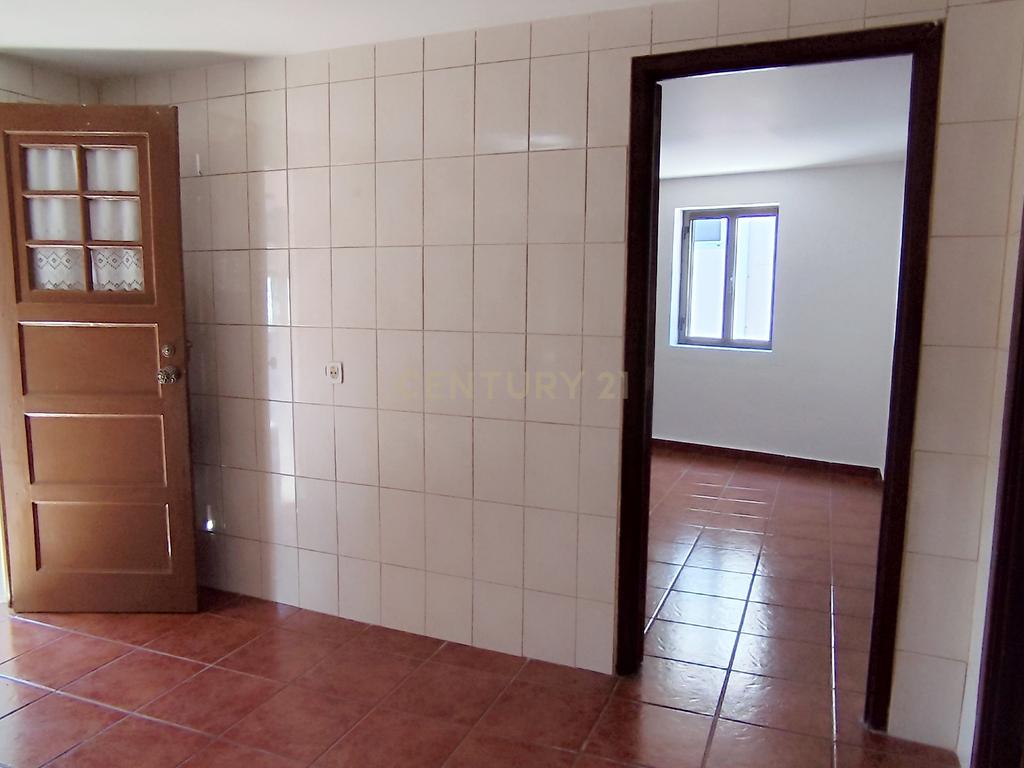 Casa geminada de dois pisos com reabilitação parcial em Vidago / Chaves - Image 17