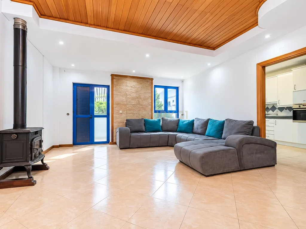 Duplex T4 em Quinta do Anjo, Palmela - 170m² com Varanda, Terraço e Garagem - Image 1