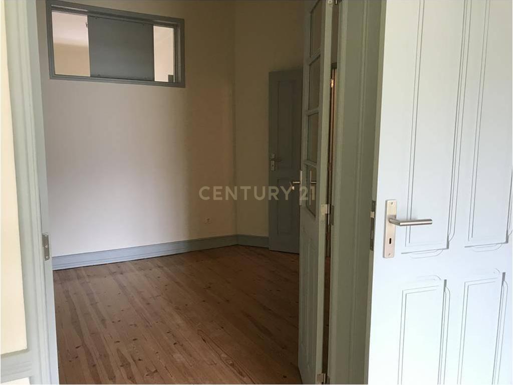 Apartamento T2+1 com Logradouro para Arrendar em Sete Rios - Image 16