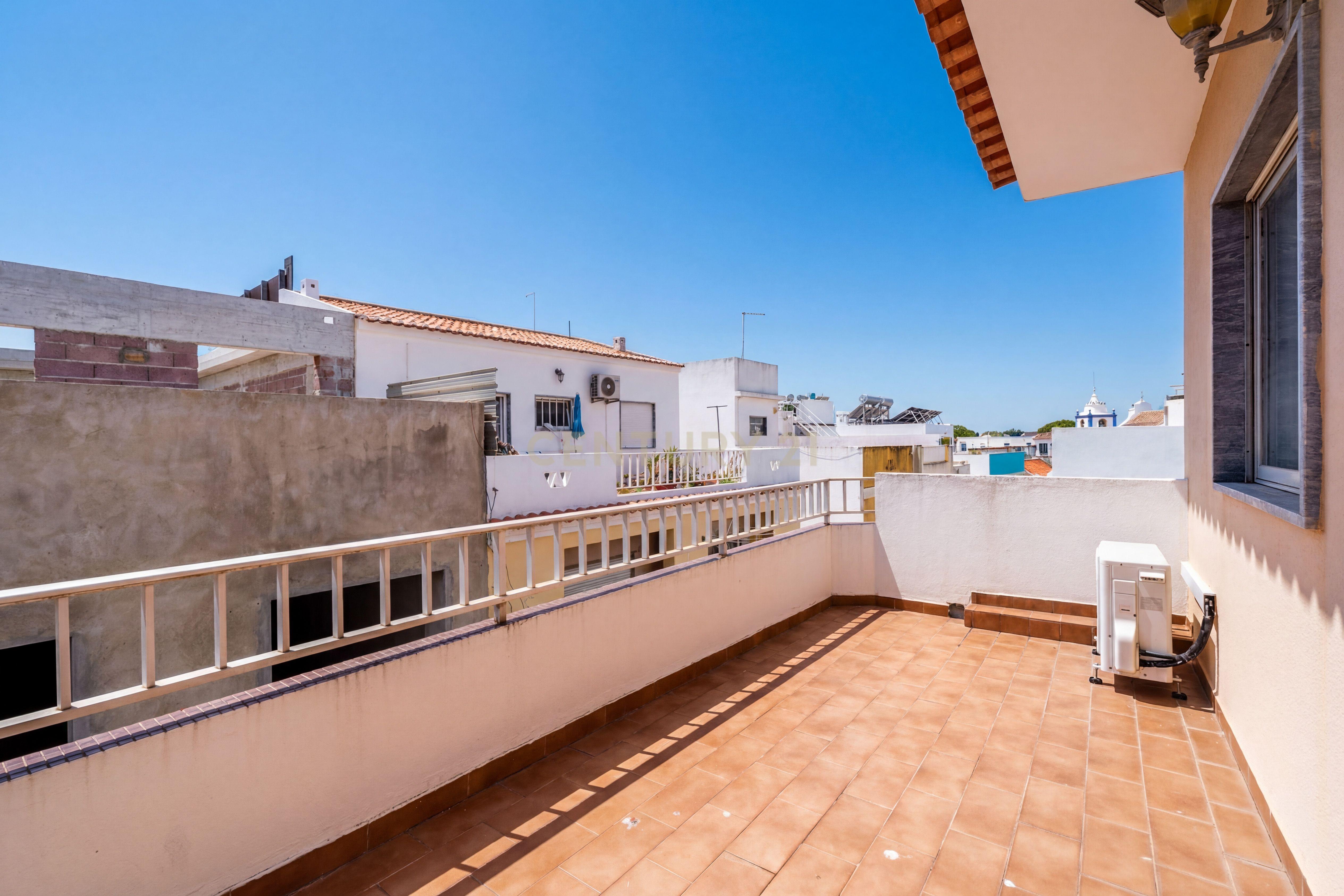 Fotografia 7 de No coração do centro histórico de Alvor, fantástica moradia T3 com loja no rés do chão