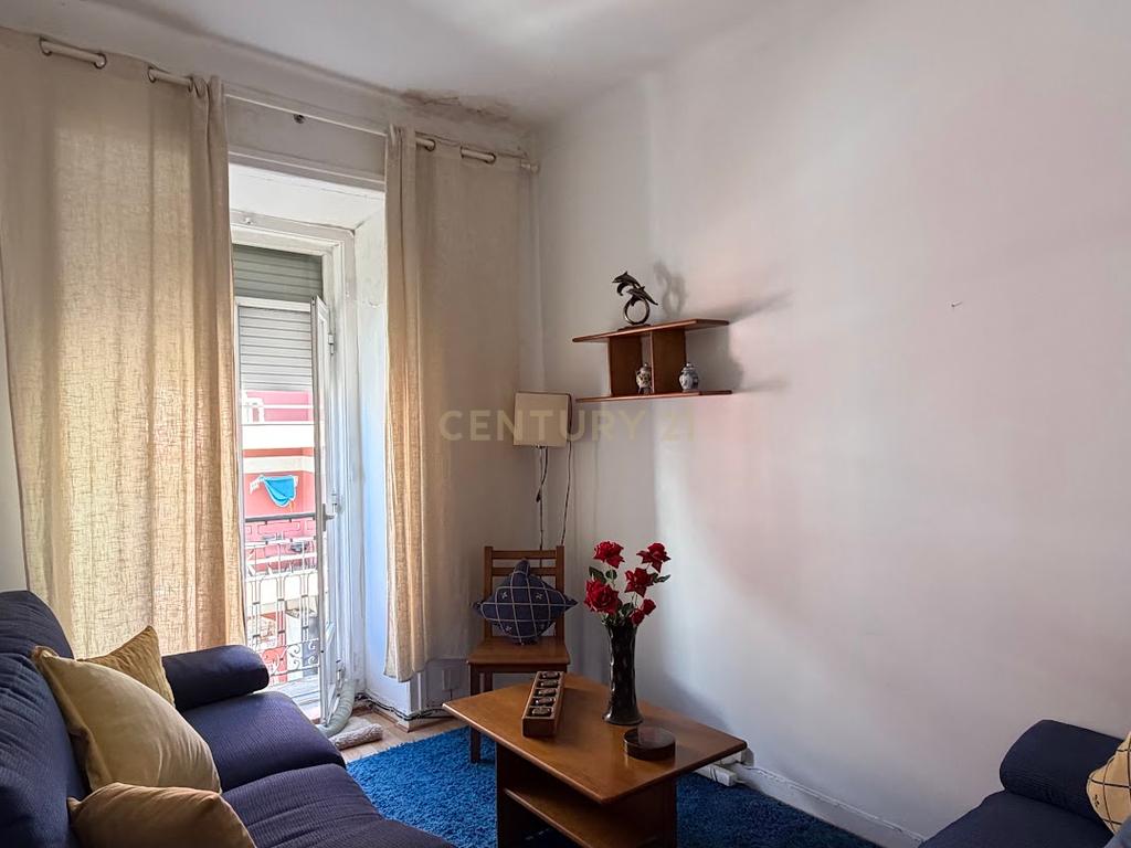 T4 em Arroios para remodelação com vista sobre Lisboa - Lisboa - Image 5