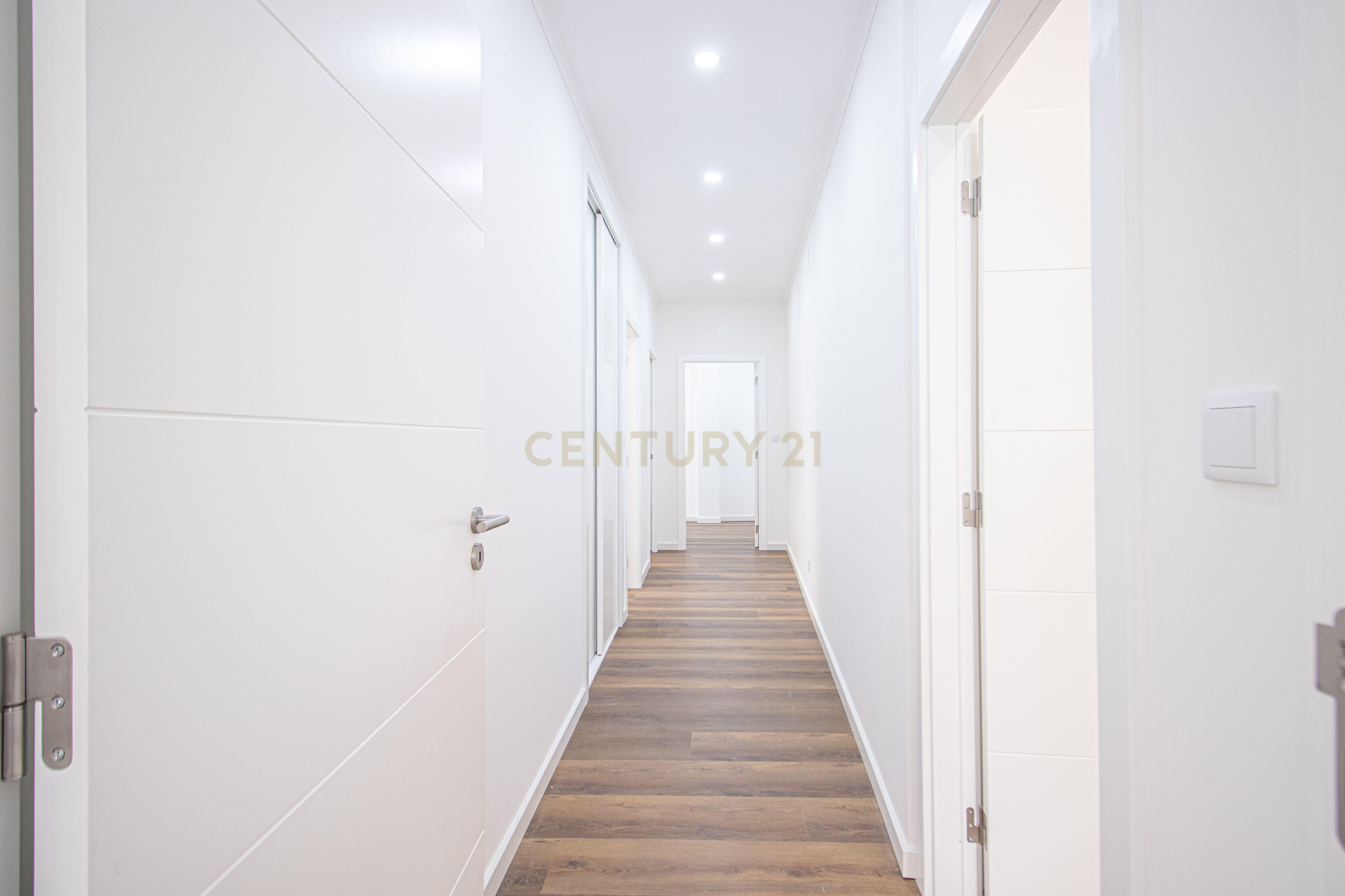 Fotografia 8 de T3 totalmente remodelado em Sacavém com 1 lugar de garagem
