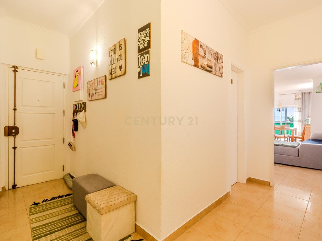 Apartamento T1+2 com Terraço Amplo em Albufeira - Image 12