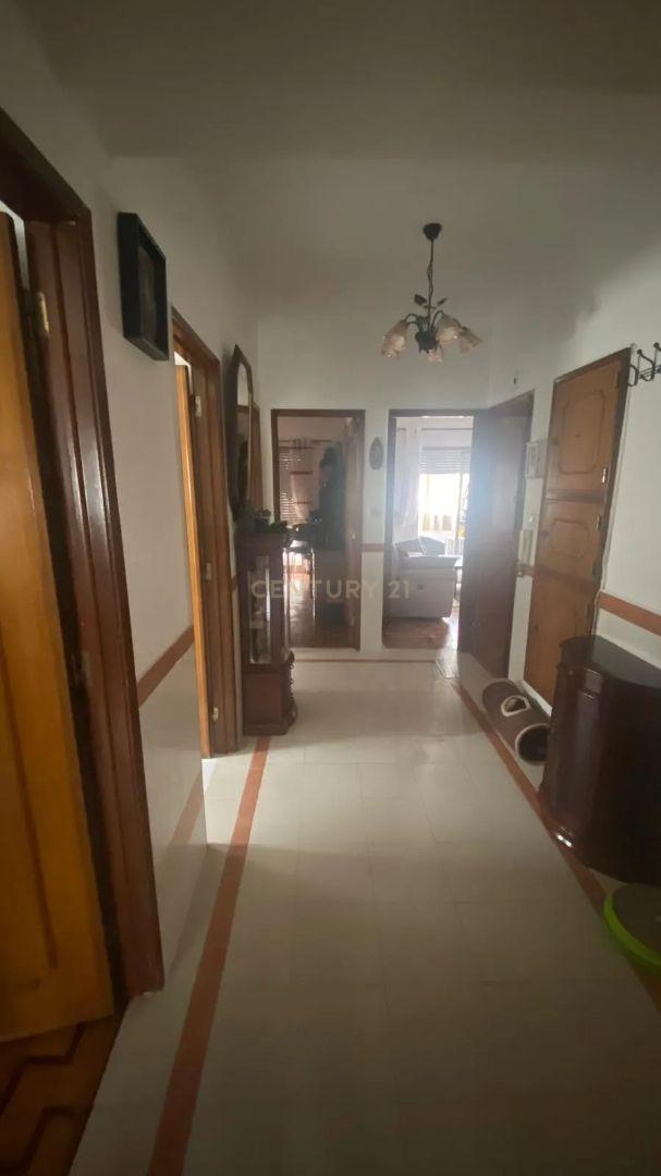 Apartamento T3 na Rua Dr. António José de Almeida, Póvoa de Santo Adrião - Image 4