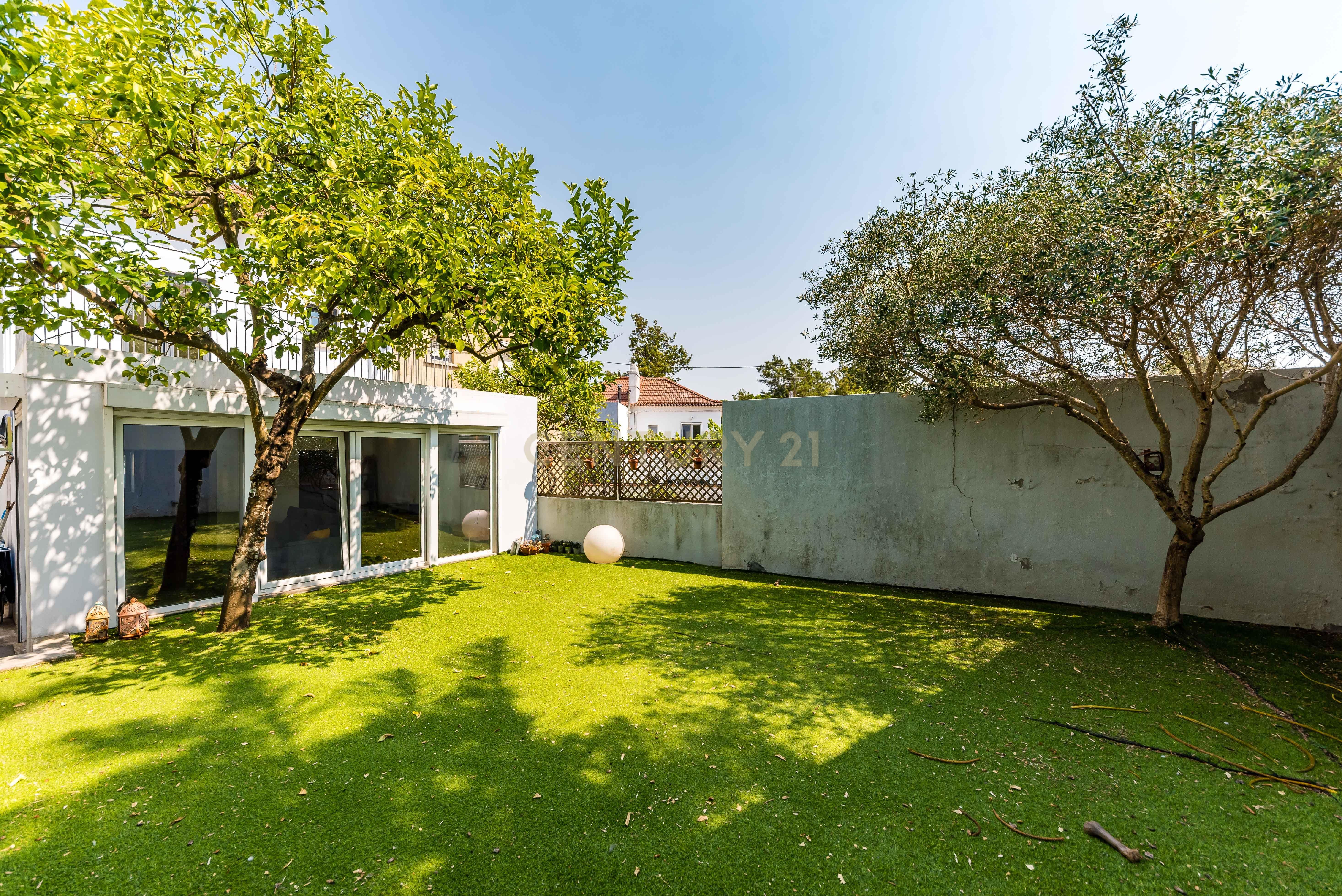 Fotografia 7 de Moradia T2 Renovada com Jardim, Cave e Terraço | Viva o melhor de Belém em 3 pisos.