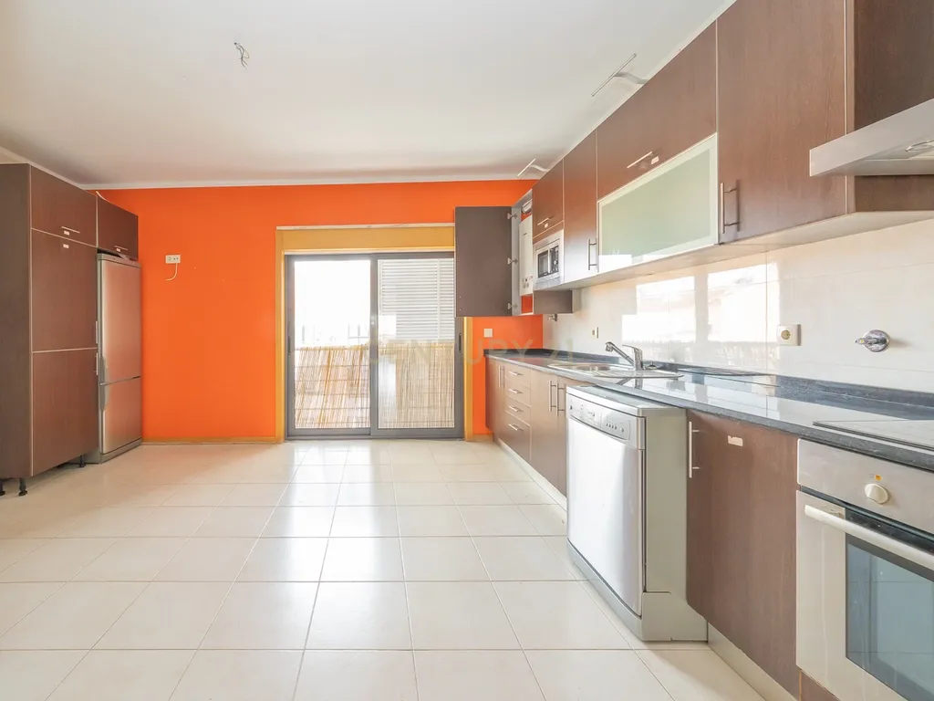 Apartamento T3 com Duas Varandas e Dois Lugares de Estacionamento, na Vila Serena, Pinhal Novo - Image 11